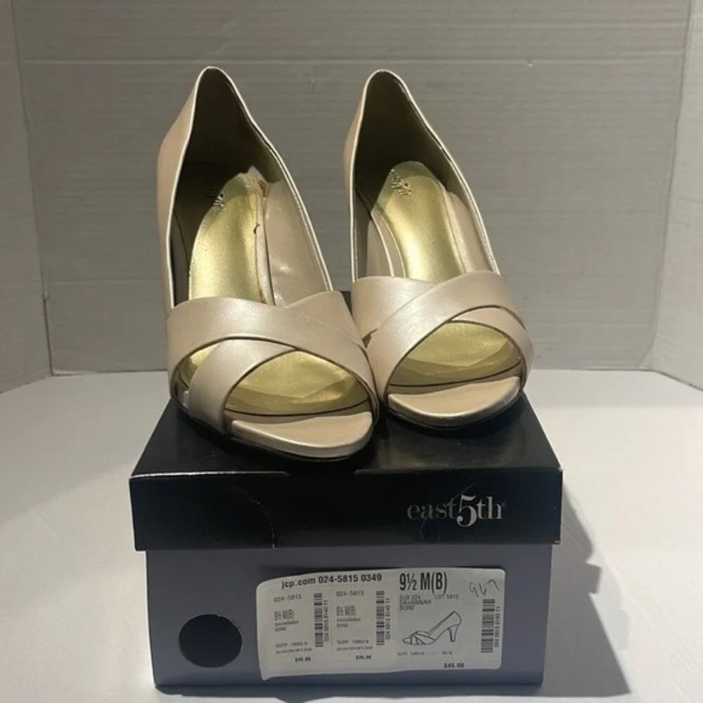 East 5th Savannah Shoes Size 9.5 Bone color